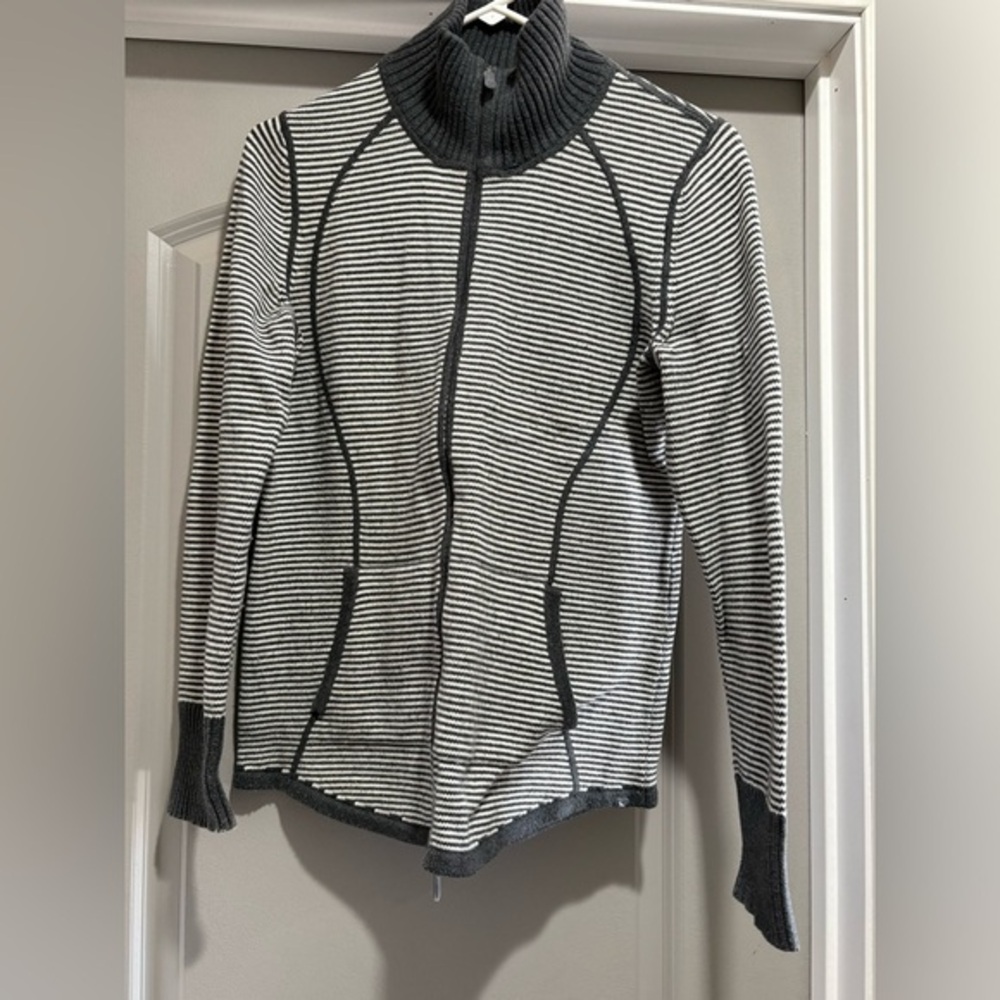 Women’s Eddie Bauer sweater. Excellent condition.